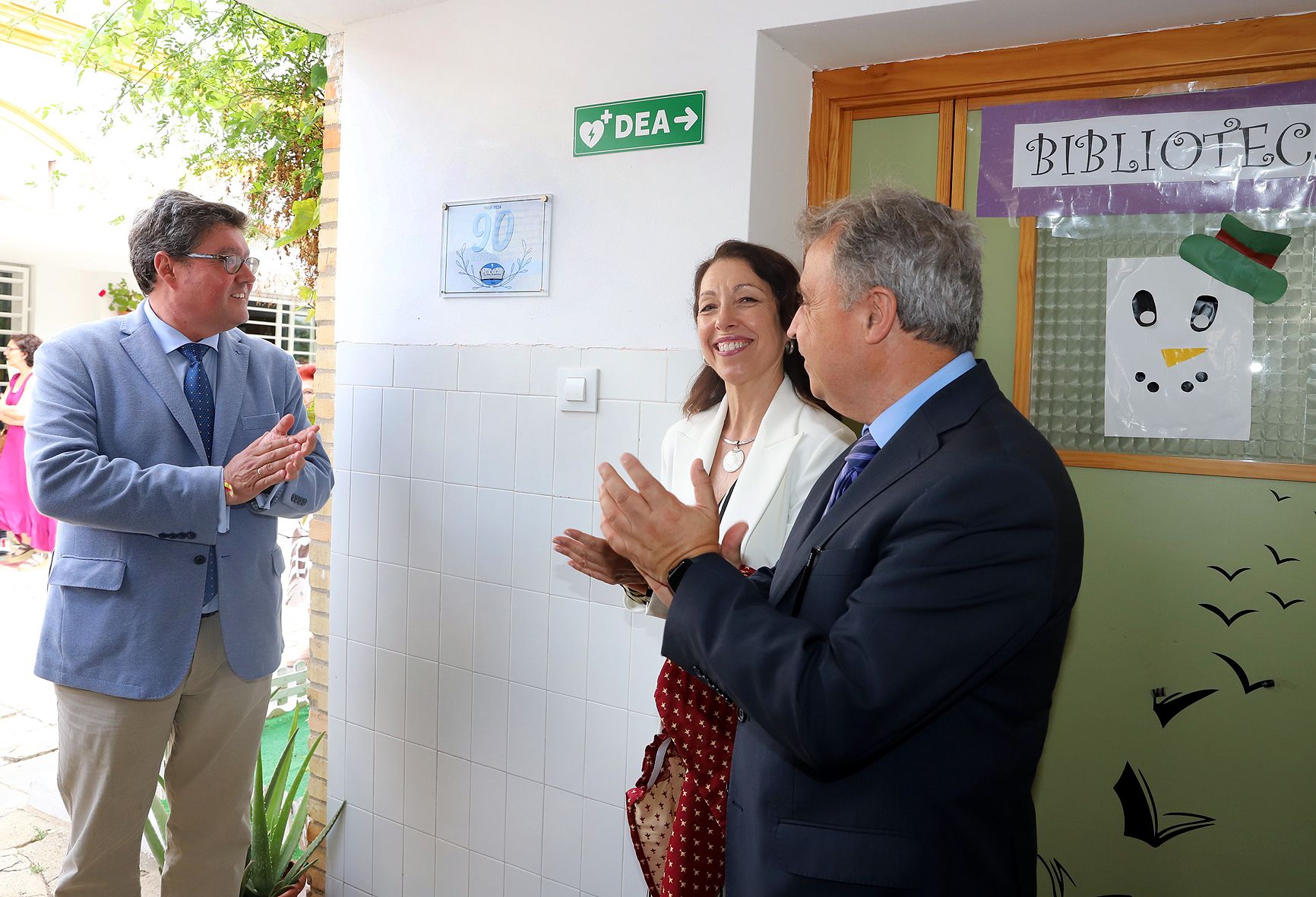 La directora y los delegados descubriendo la placa del 90 aniversario del Gloria Fuertes.
