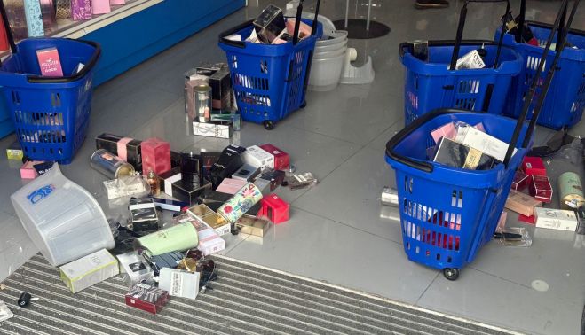 Las cestas de la compra que emplearon los ladrones para robar.