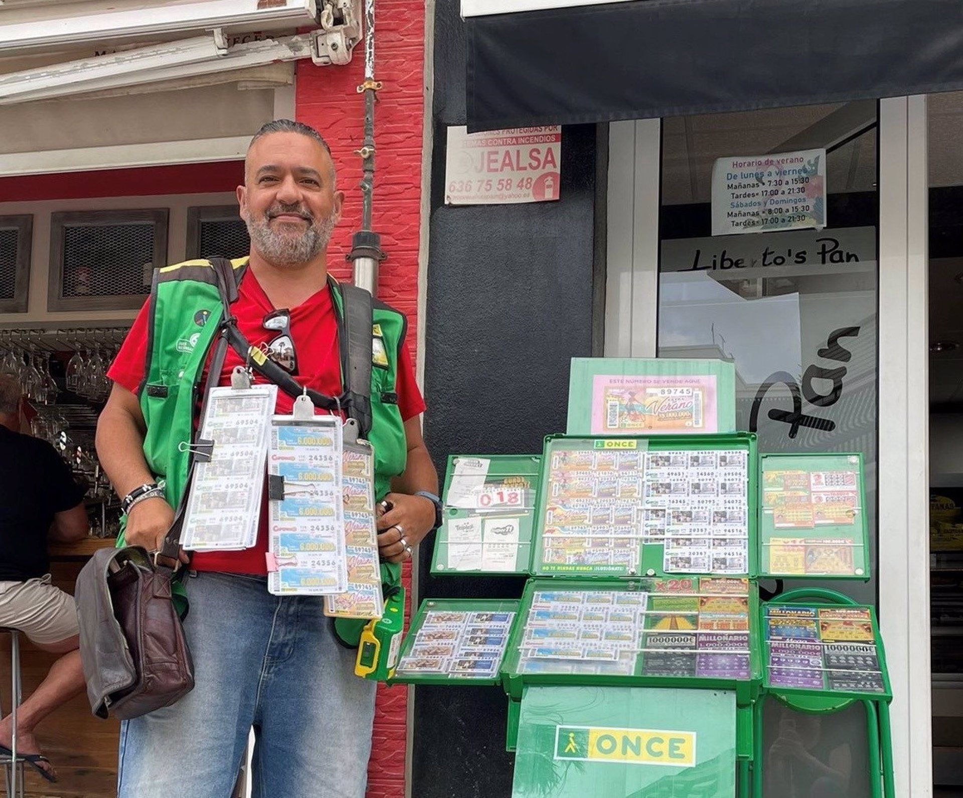 Juan Carlos Cerén, vendedor de la ONCE desde 2012, es quien ha repartido los cupones premiados en su puesto en la avenida de María Auxiliadora esquina con Virgen de los Reyes.