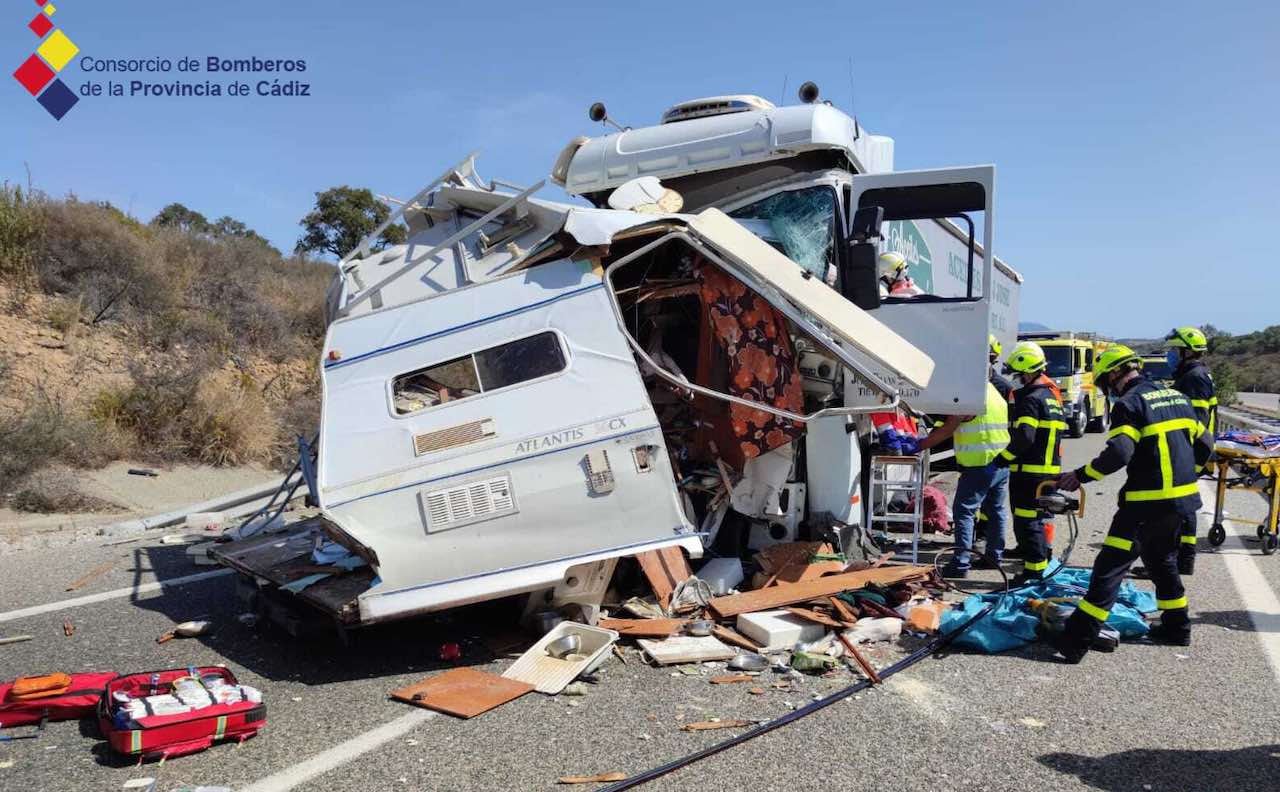 Brutal impacto entre el camión y la autocaravana.