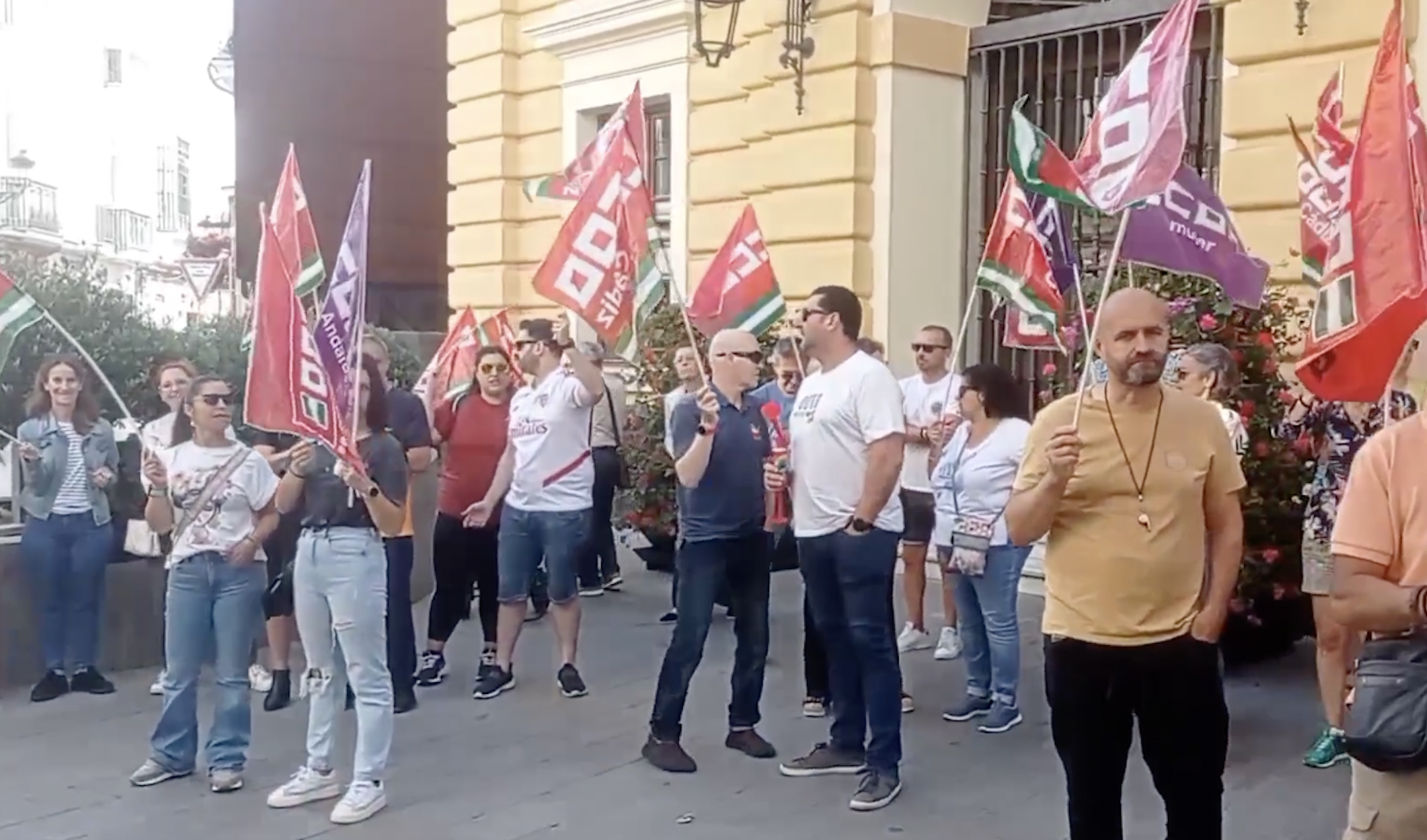 Una concentración de trabajadoras contra la zona naranja en el Novo Sancti Petri.