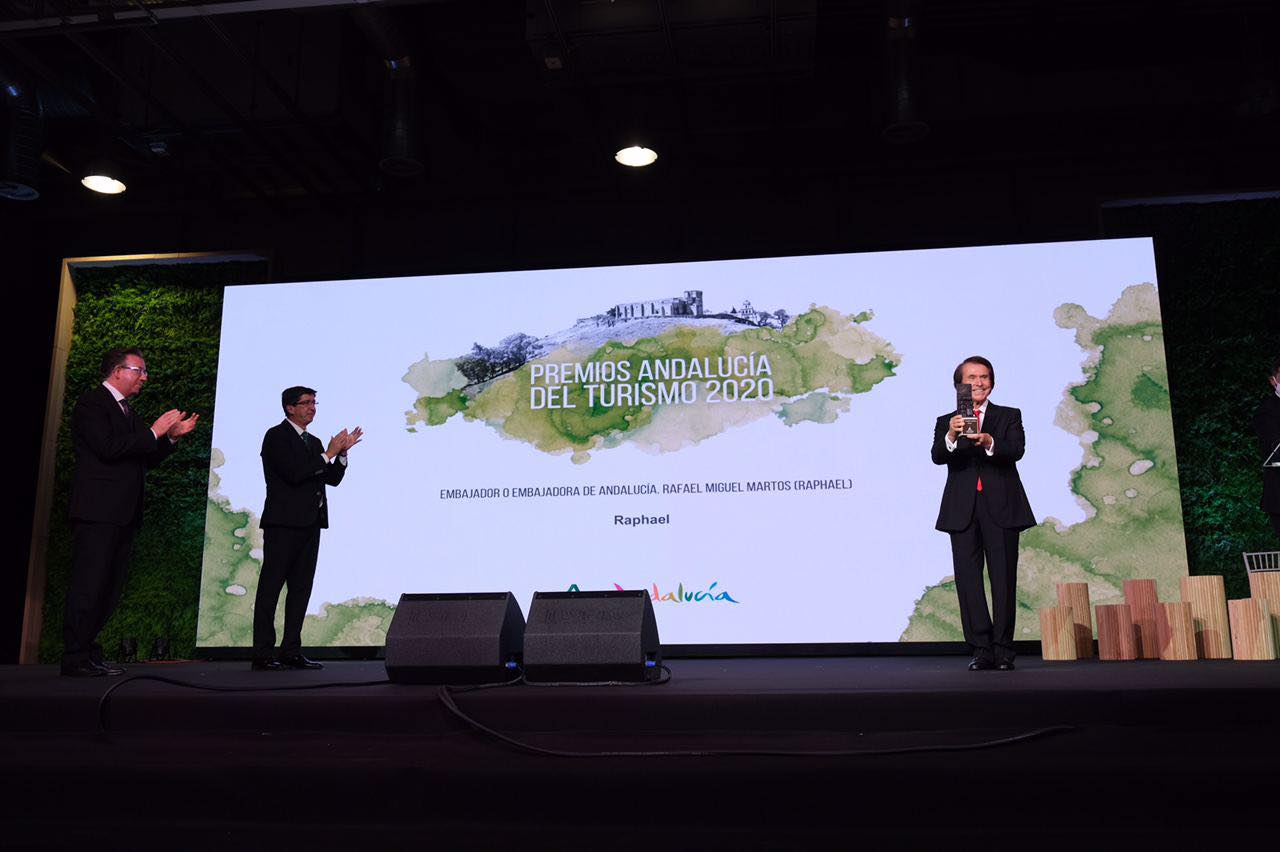 Un momento del galardón concedido a Raphael. FOTO: JUAN LÓPEZ CEPERO