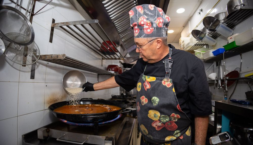 El madrileño prepara una paella del Señorito.