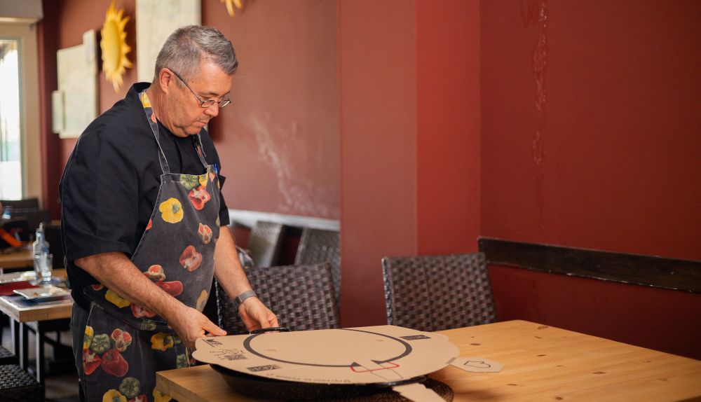 Rafael explica cómo utilizar el 'llevapaella'.