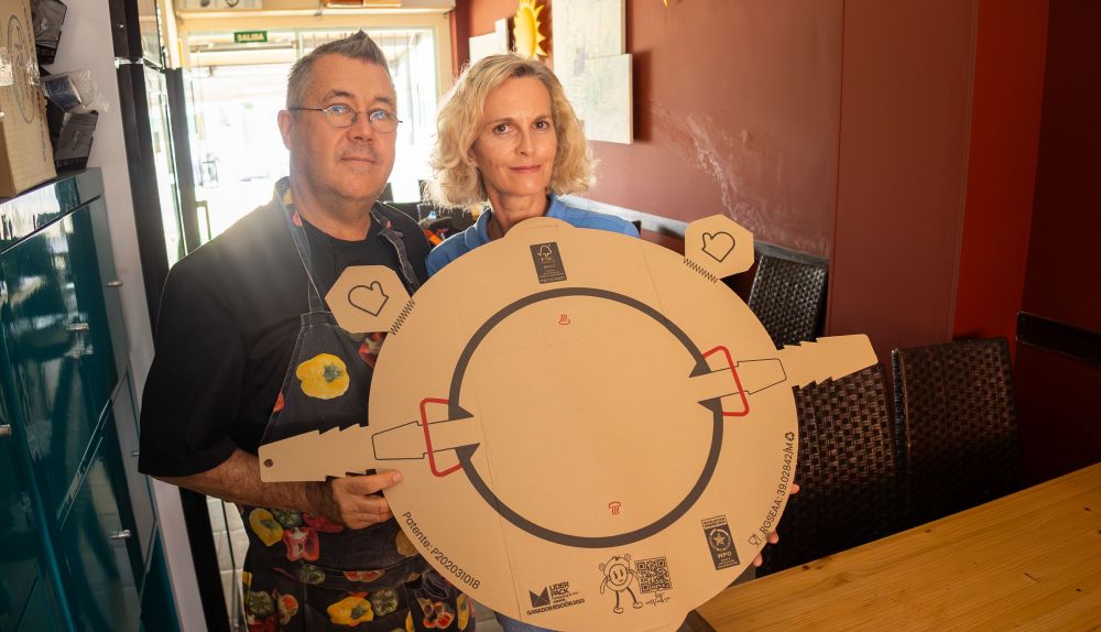 Rafael Rodríguez y Maya Hamani, con el 'llevapaella'.