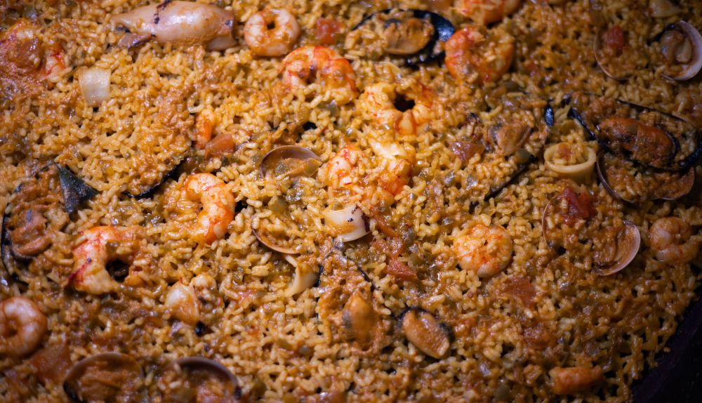 Paella recién hecha en el restaurante de la pareja.