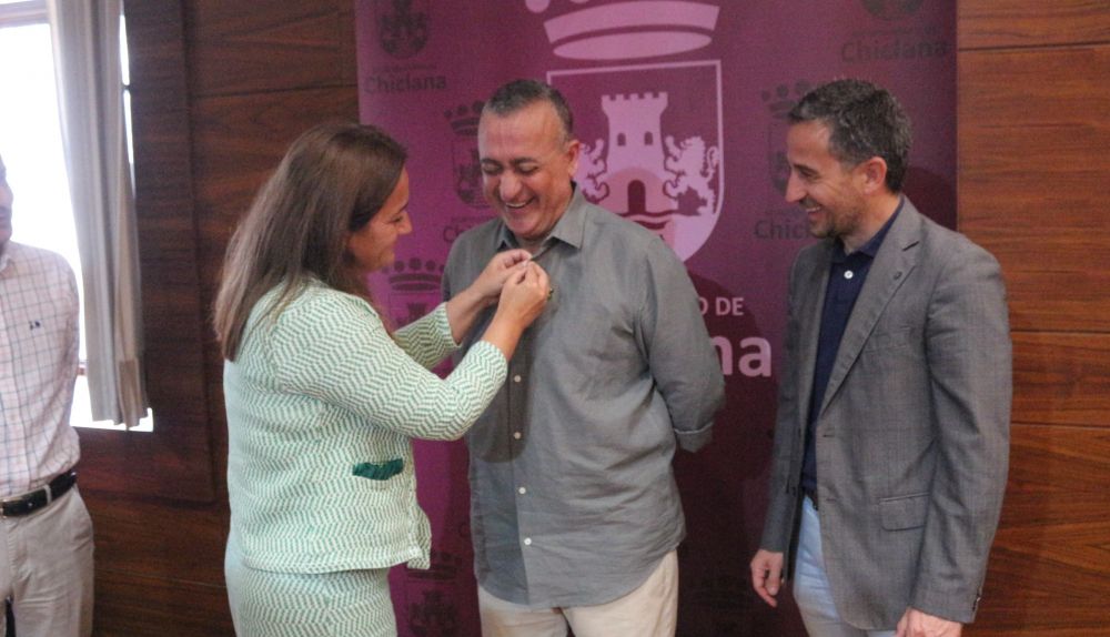 Momento de la entrega de la insignia.