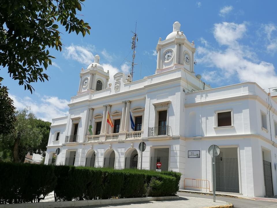 El edificio del Ayuntamiento de Barbate.