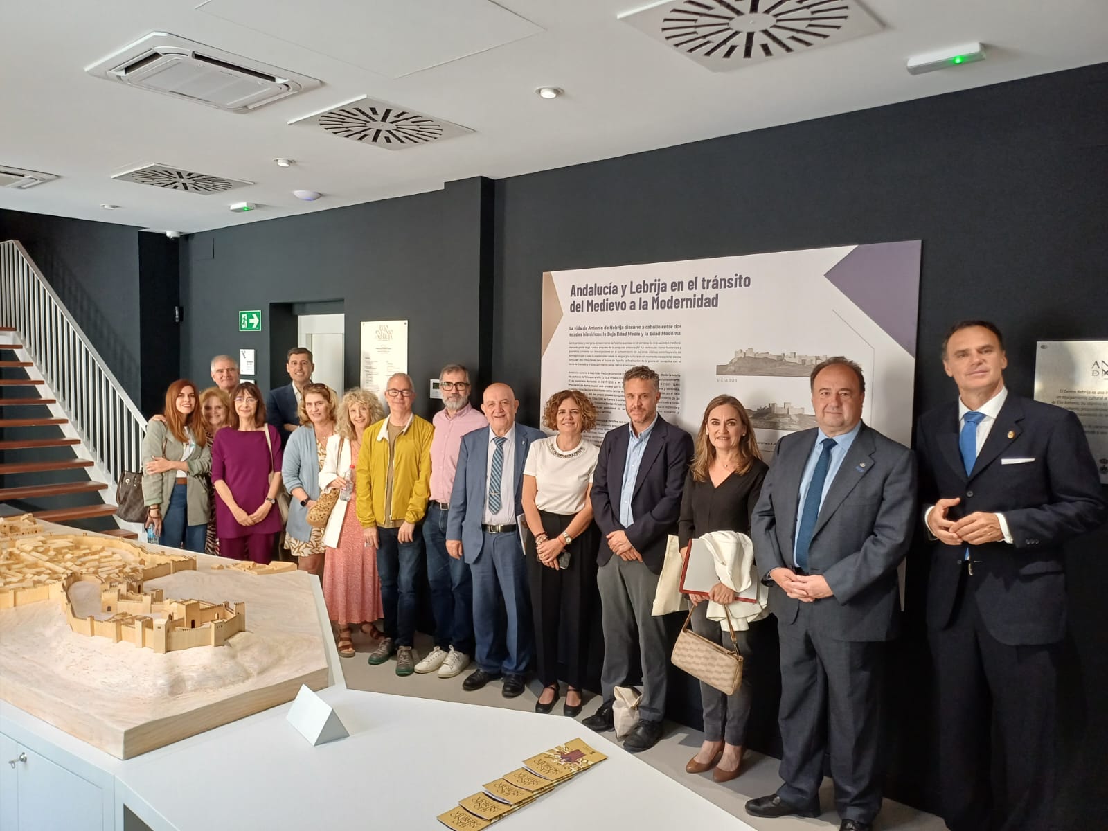 El consejero, representantes de las universidades y el alcalde de Lebrija tras la firma del convenio.