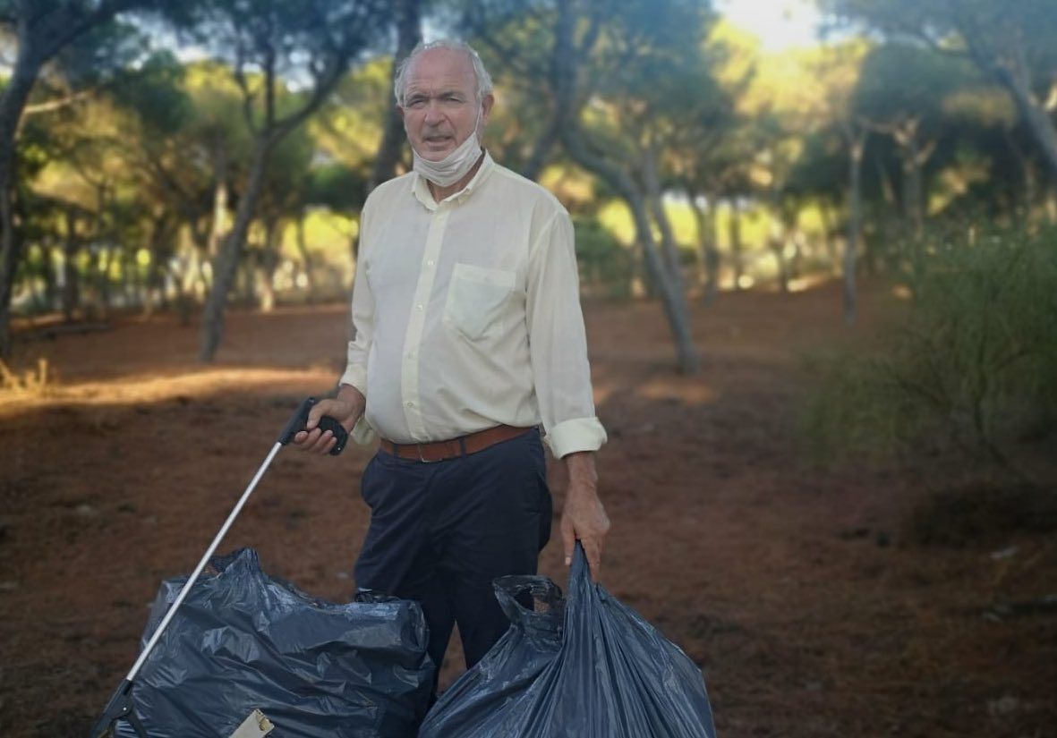 Francisco Casero, este pasado verano, recogiendo basuras en un pinar en Isla Cristina. FOTO: CEDIDA