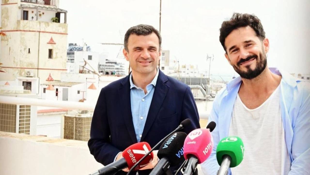 Bruno García, alcalde de Cádiz, y Antoñito Molina, pregonero del Carnaval 2025, durante la rueda de prensa de este miércoles.