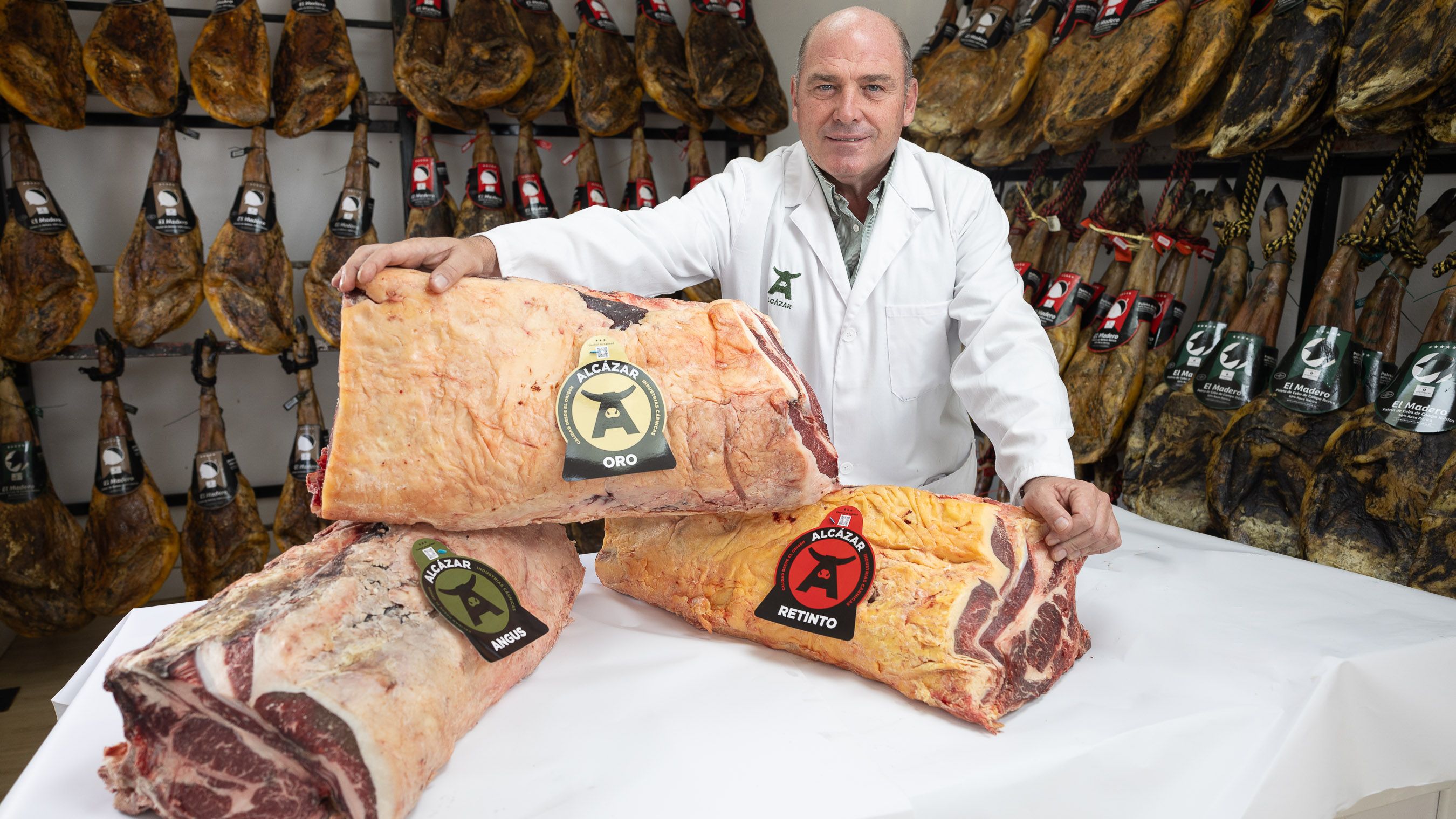 Isaac Ortega, uno de los hermanos de Cárnicas Alcázar en Vejer.