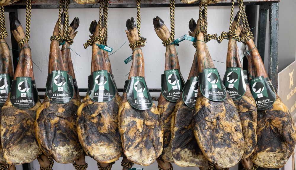 Jamones de esta empresa familia con sede en Vejer.