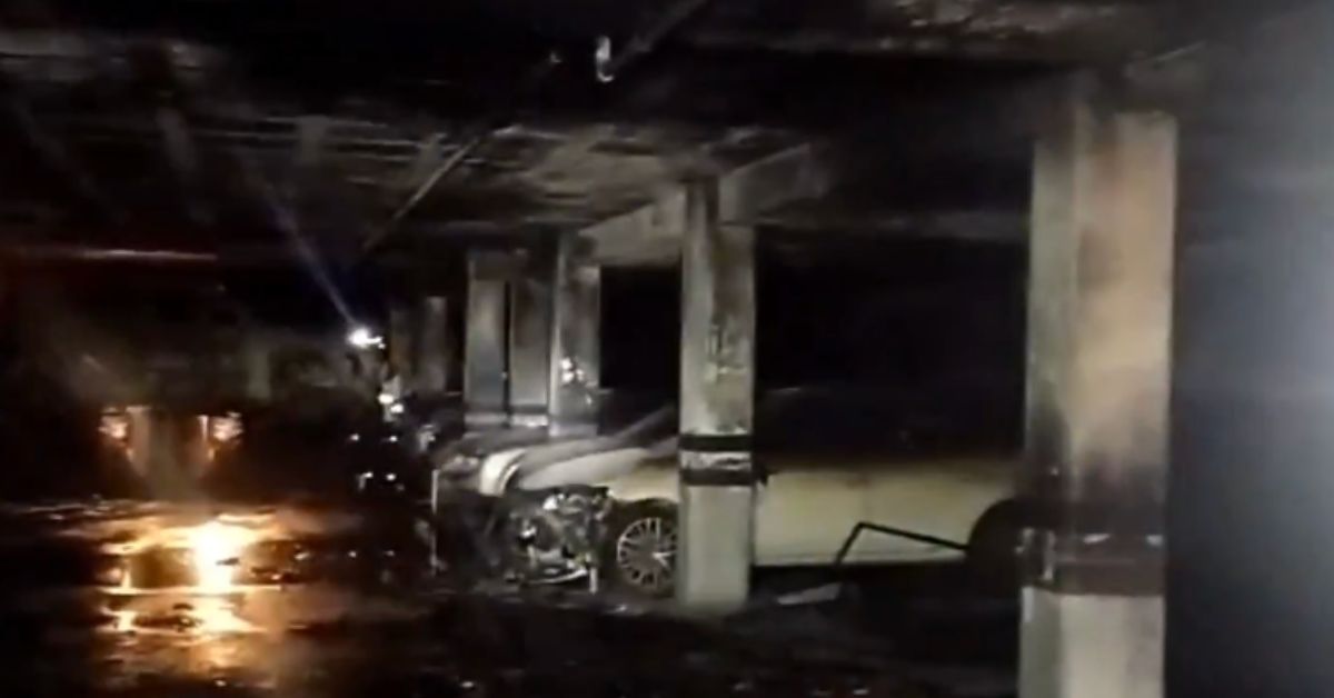 Varios de los coches calcinados en el incendio en un garaje de Sevilla. Varios de los coches calcinados en el incendio en un garaje de Sevilla.