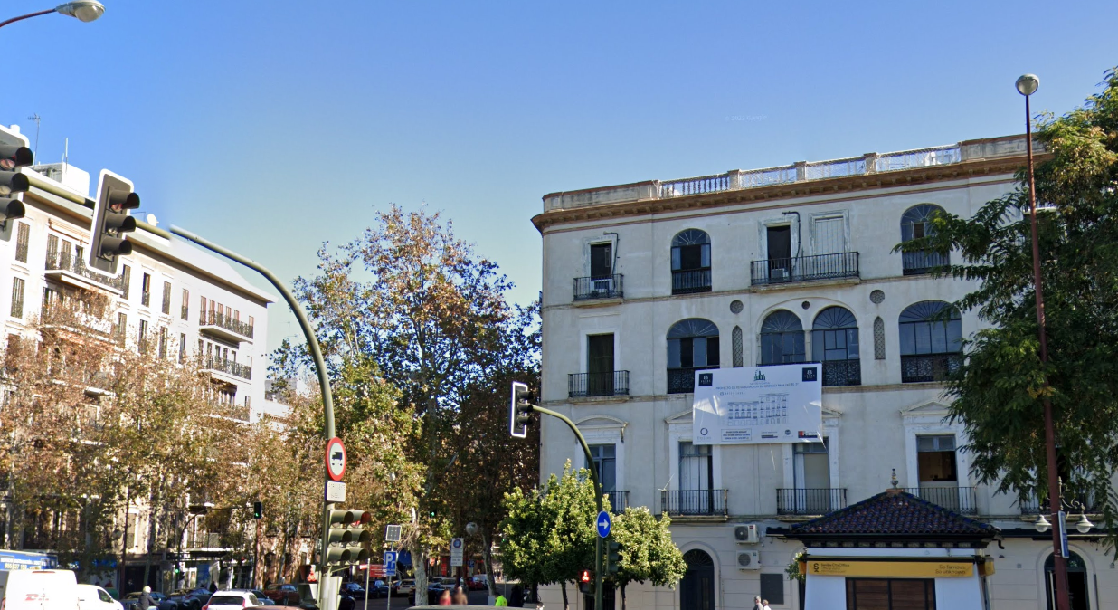 La esquina de Reyes Católicos con Paseo Colón, donde se encuentra la terraza con amenaza de multa en Sevilla.