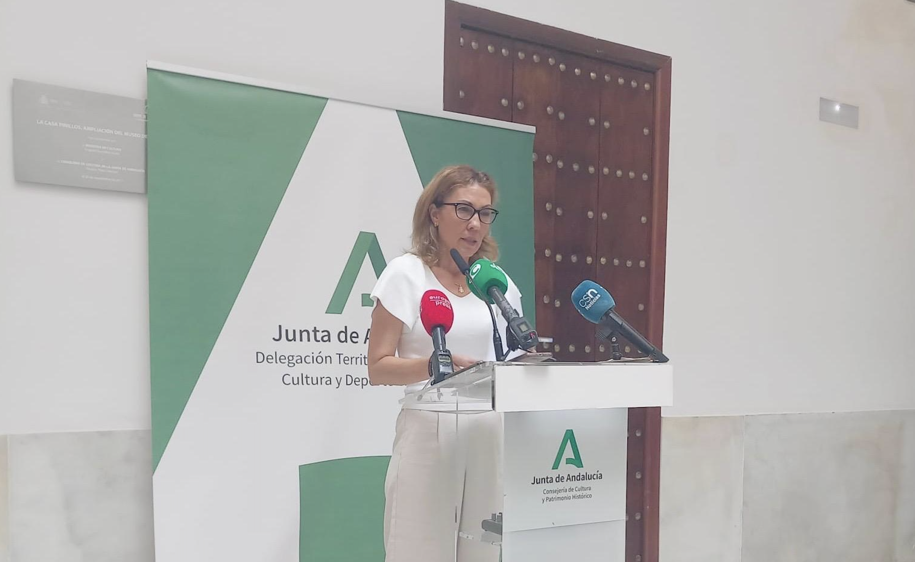 La delegada presentando las actividades de las Jornadas de Arqueología.