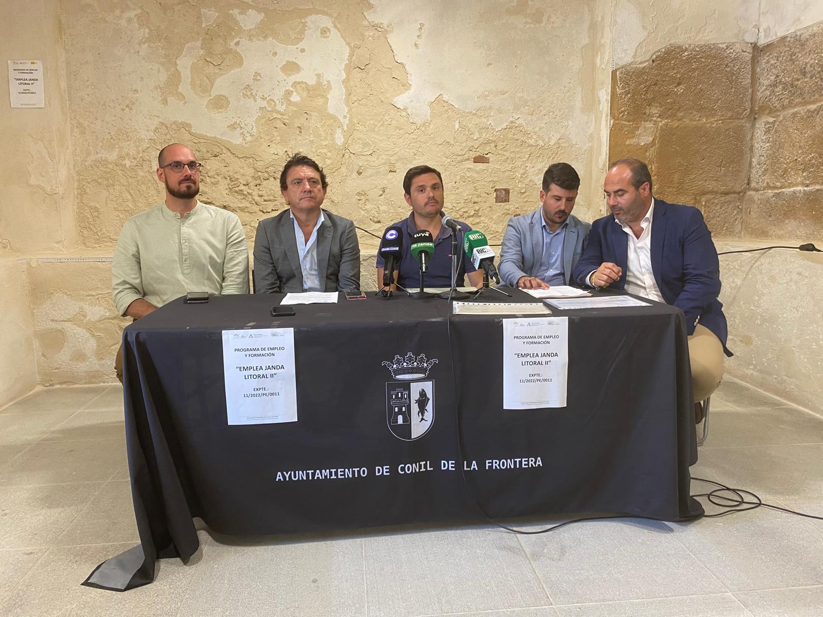 Las autoridades durante la entrega de certificados en el Ayuntamiento de Conil. 