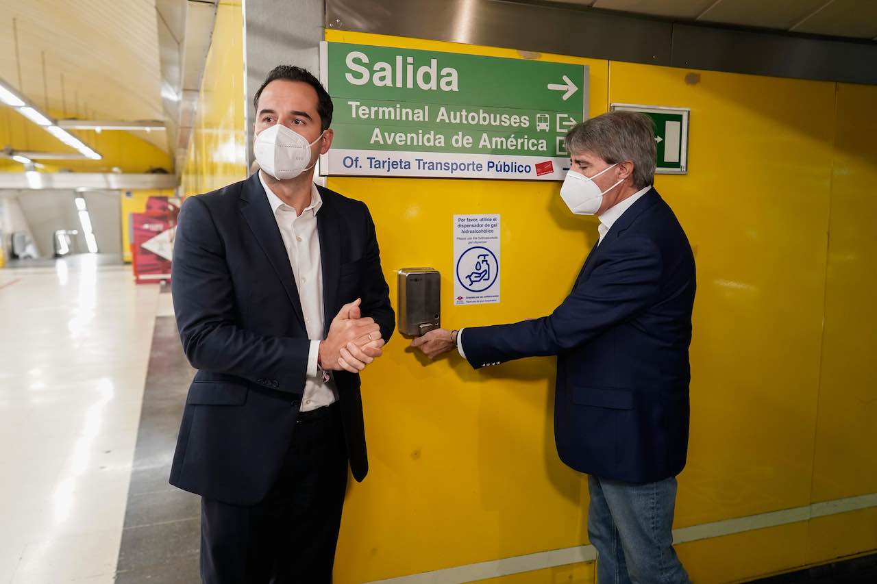 Aguado y Garrido inaugurando un dispensador de gel hidroalcohólico en el Metro. FOTO: COMUNIDAD DE MADRID