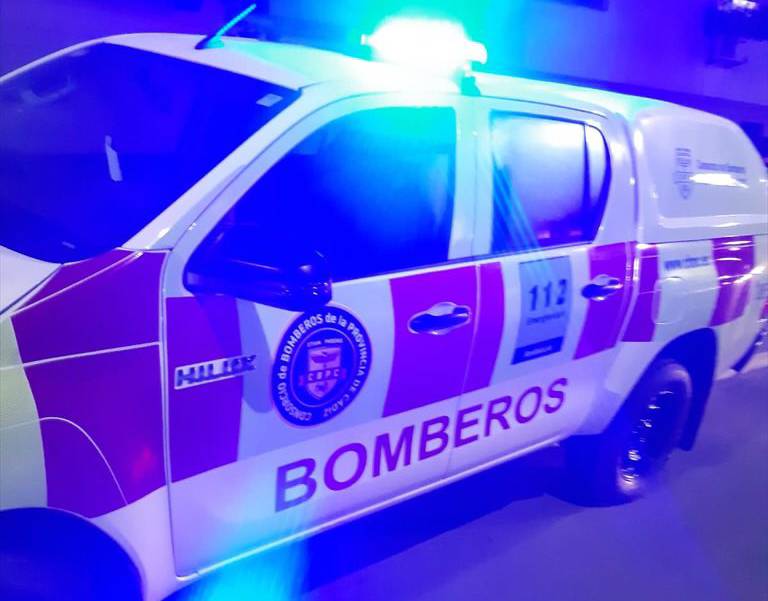 Un vehículo de los bomberos utilizado en las labores de extinción del incendio en una vivienda en Vallesequillo.