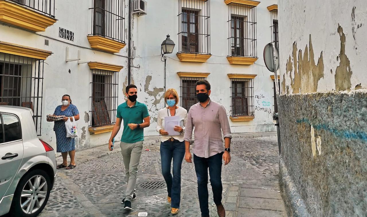 Espinar, Pelayo y Saldaña, en días pasados, en Calle Nueva. FOTO: PP