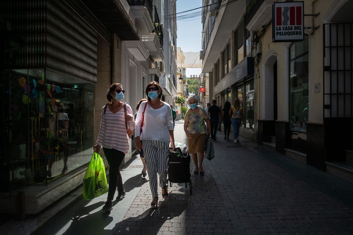 Mujeres con mascarillas, en días pasados en Sanlúcar.
