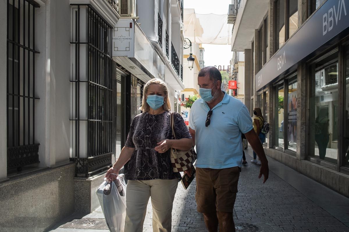 Dos personas, paseando por Sanlúcar con mascarilla, en una imagen reciente.