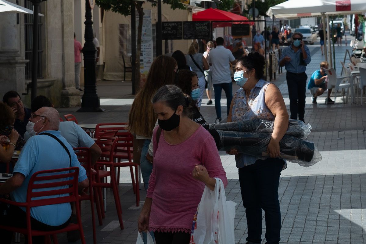 Personas, paseando por la calle durante la pandemia.
