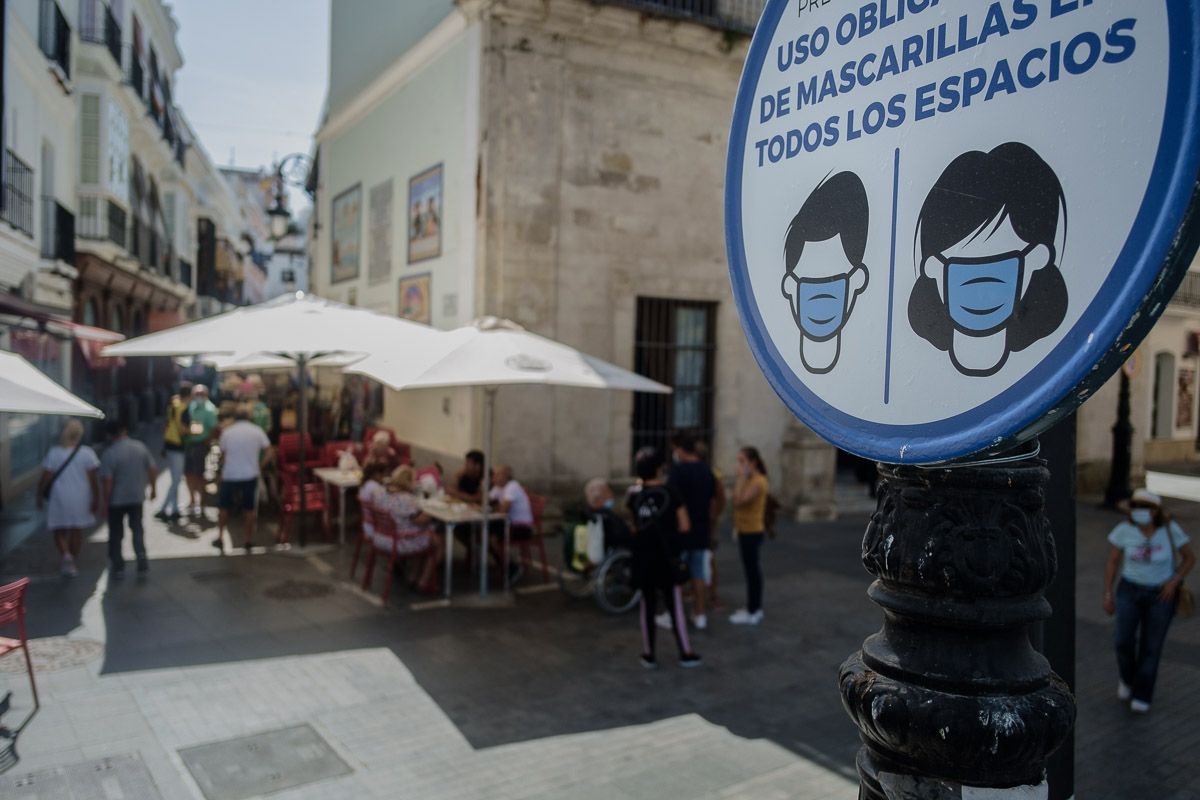 Un cartel de uso de mascarilla en el centro de Sanlúcar.