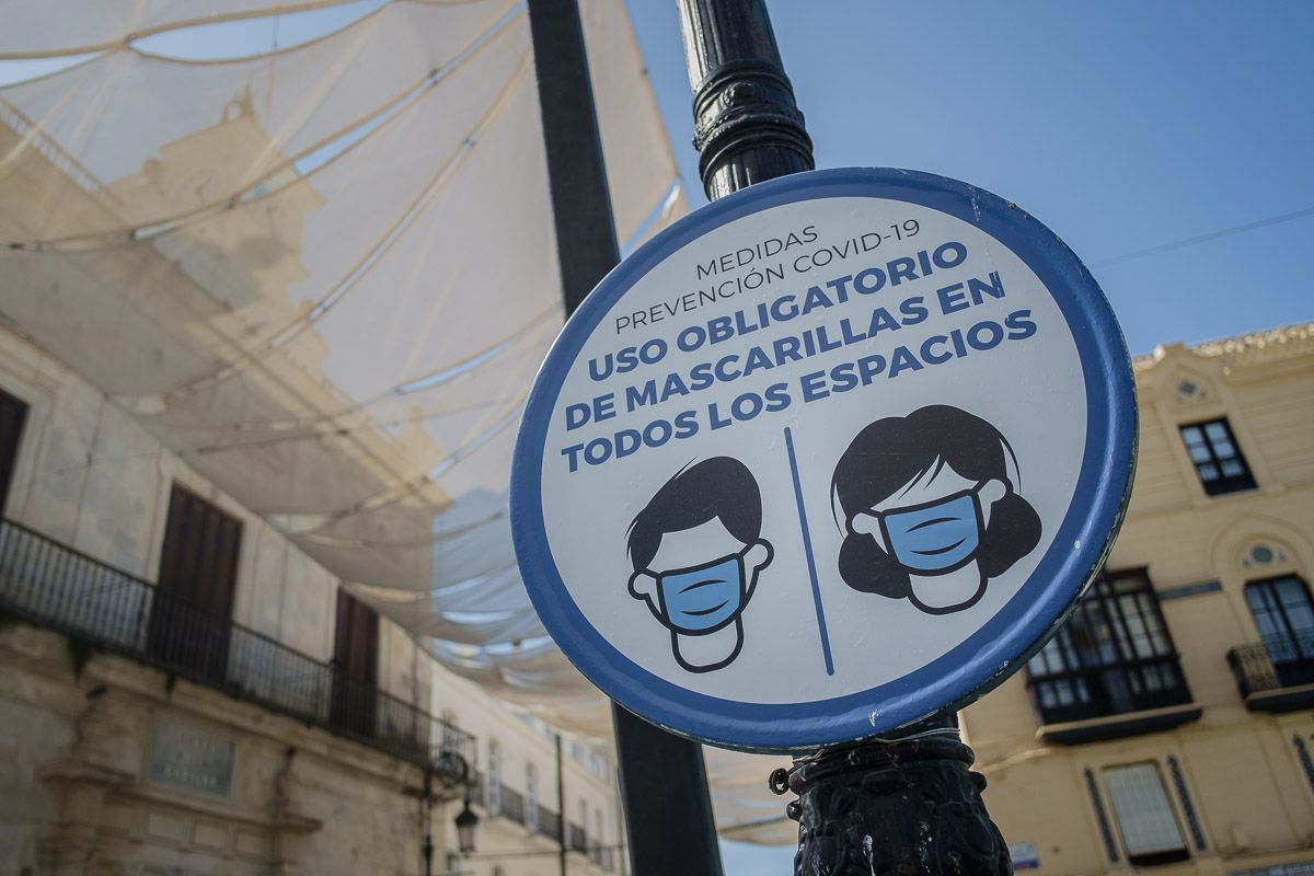 Un cartel por el uso de la mascarilla en Sanlúcar, durante la pandemia.