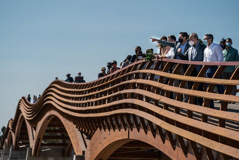 Visita a los trabajos en la nueva pasarela sobre el Guadalhorce. FOTO: JUNTA