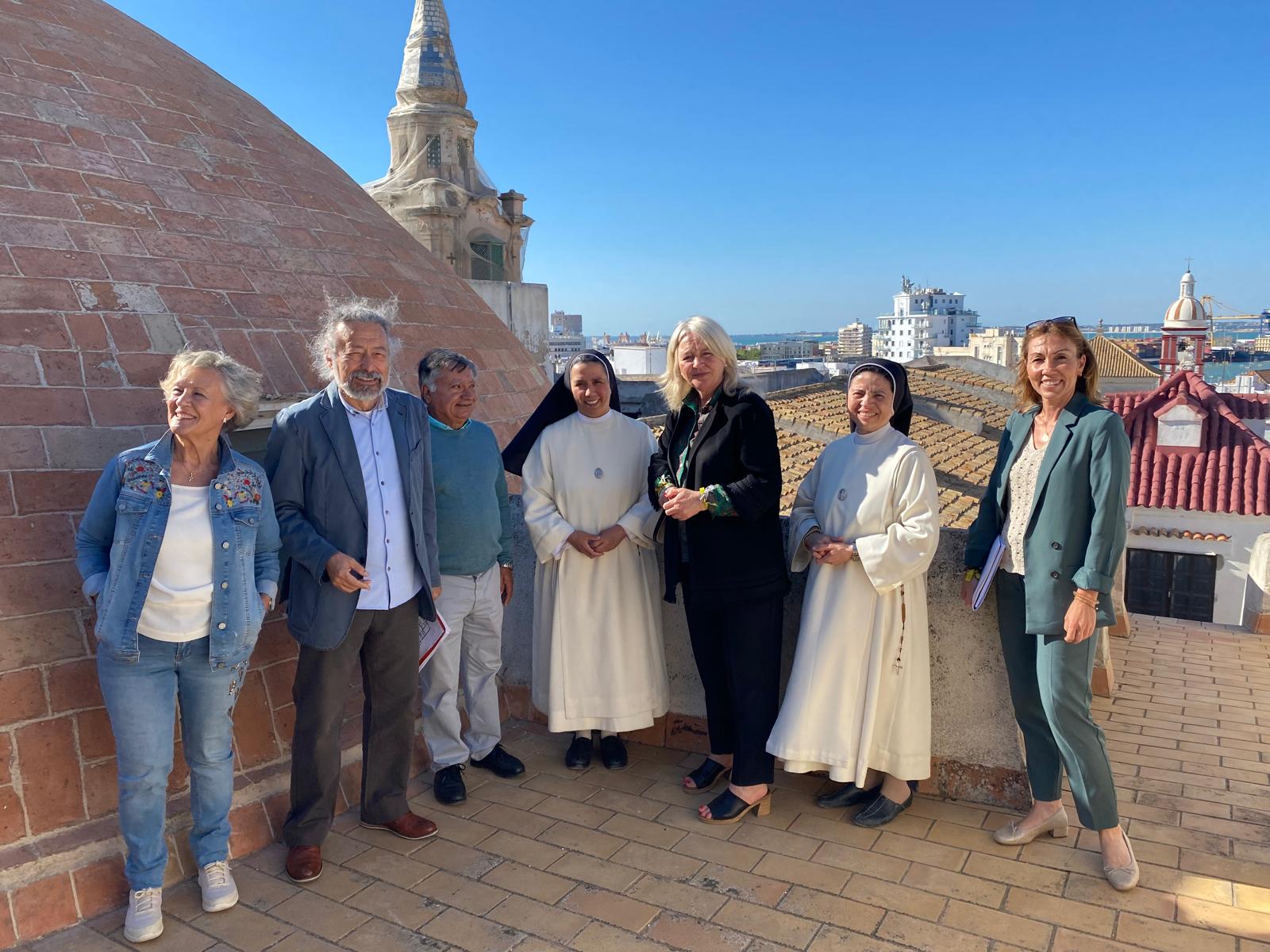 Las delegadas y religiosas en las cubiertas del monasterio. Las delegadas y religiosas en las cubiertas del monasterio.