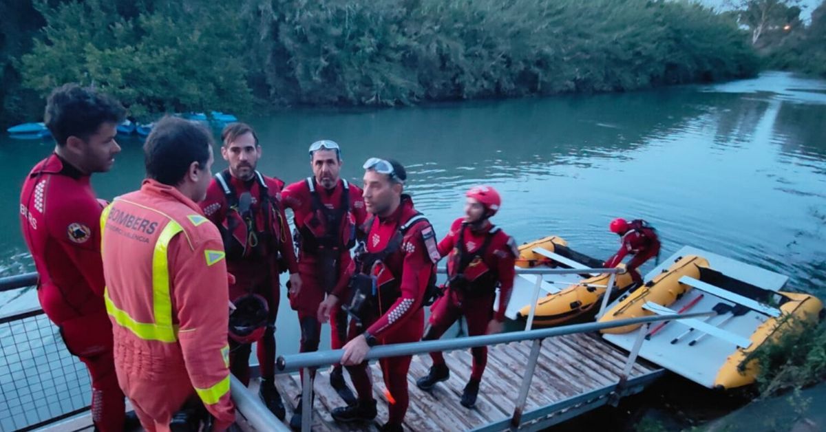El equipo de bomberos que está participando en las labores de búsqueda del menor.