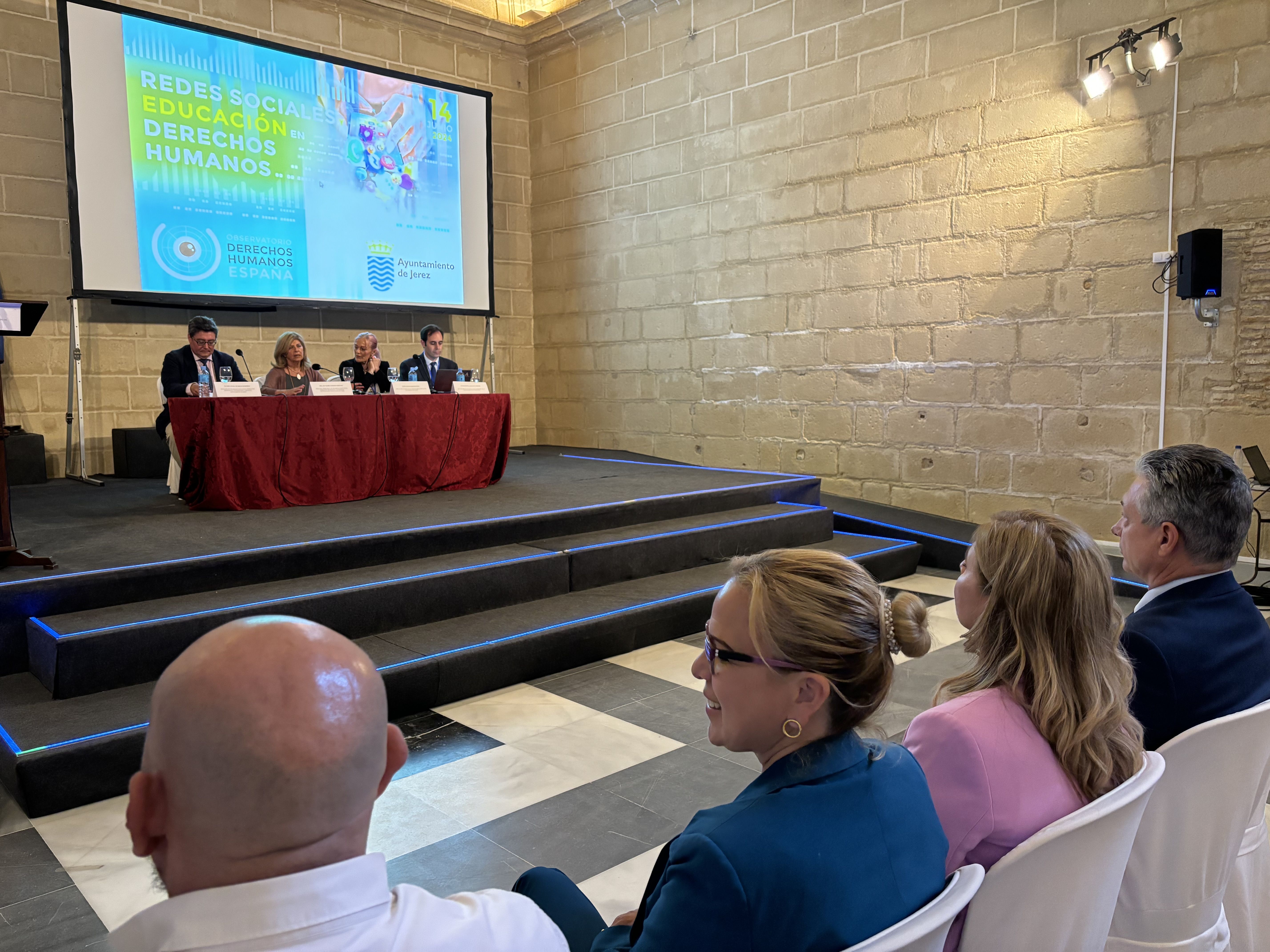 Acto de entrega del distintivo sobre los derechos humanos.