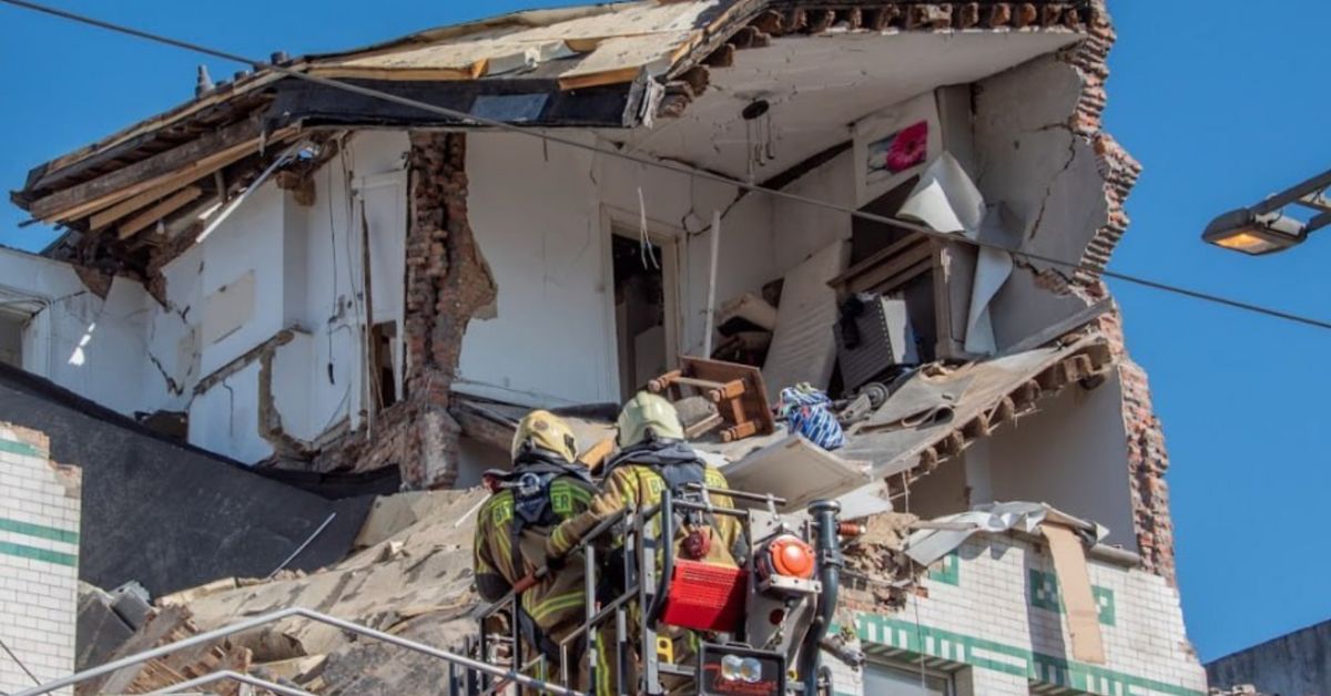 Bomberos trabajan tras la explosión en un edificio en Bélgica.