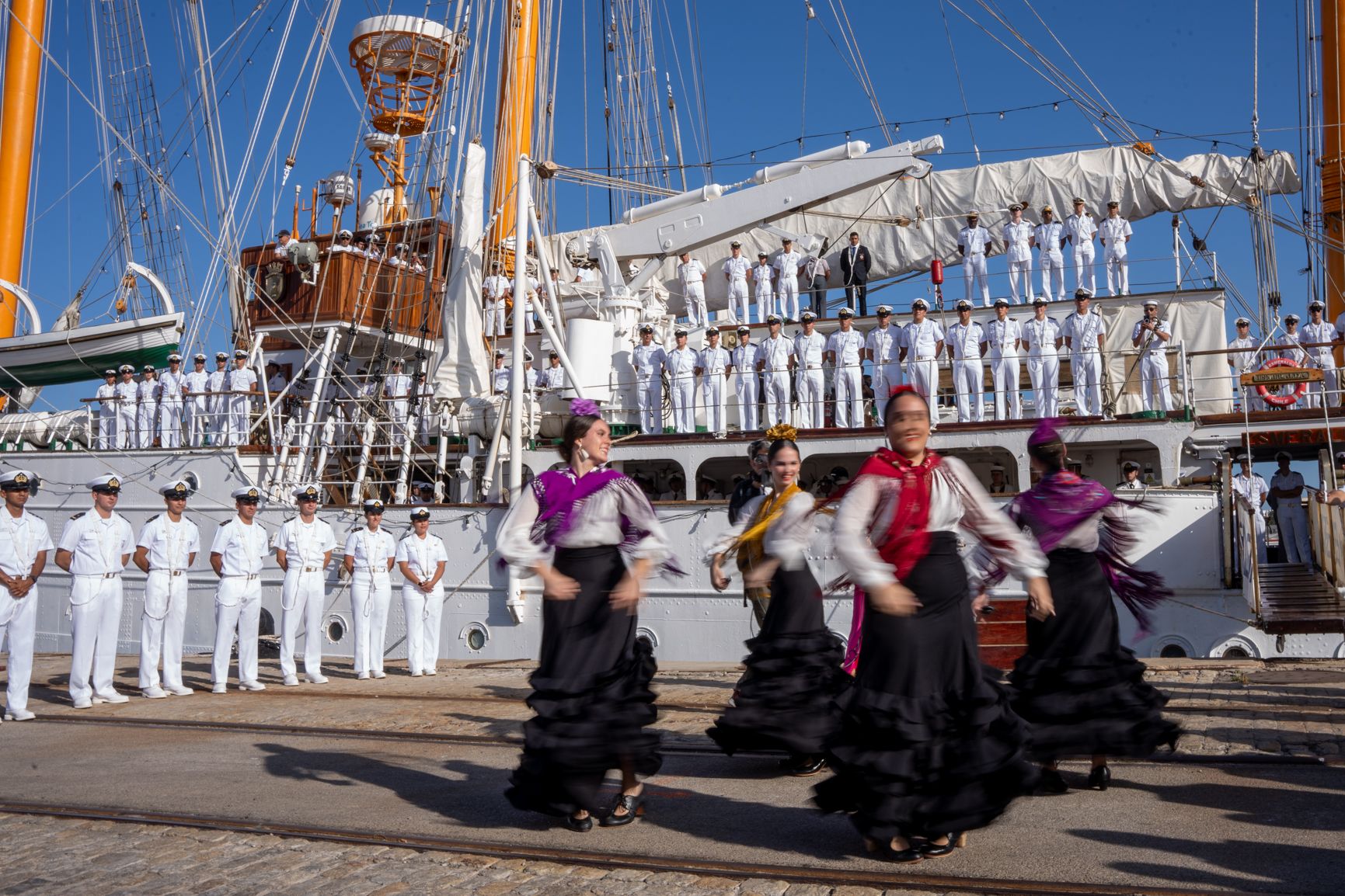 Bailes tradicionales durante el acto central del aniversario en el puerto de Cádiz. 