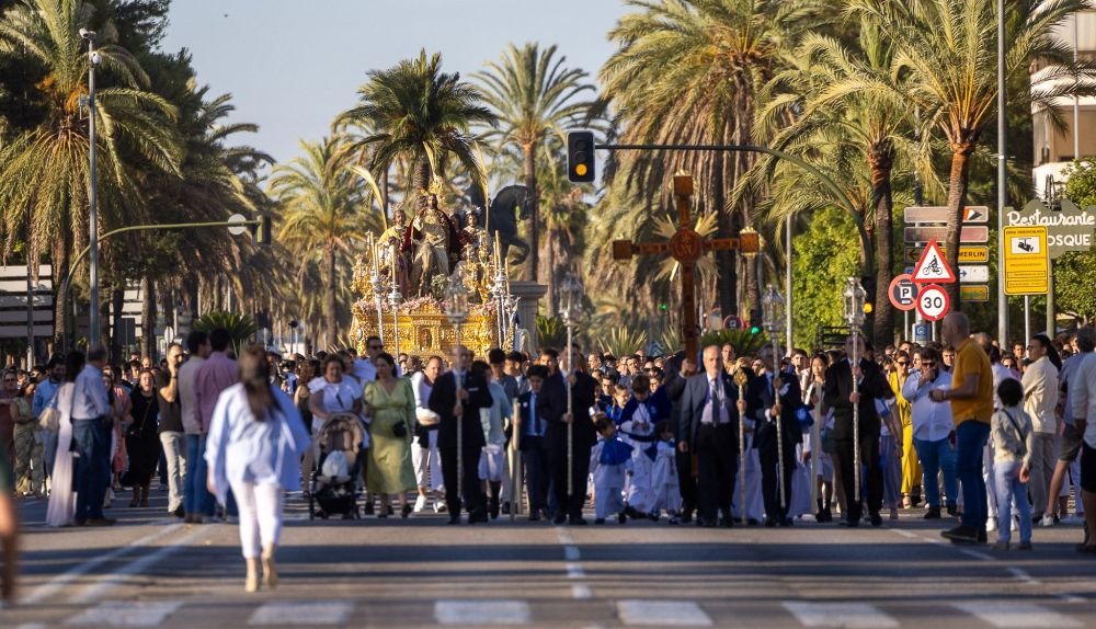 El cortejo completo en la avenida Álvaro Domecq. 