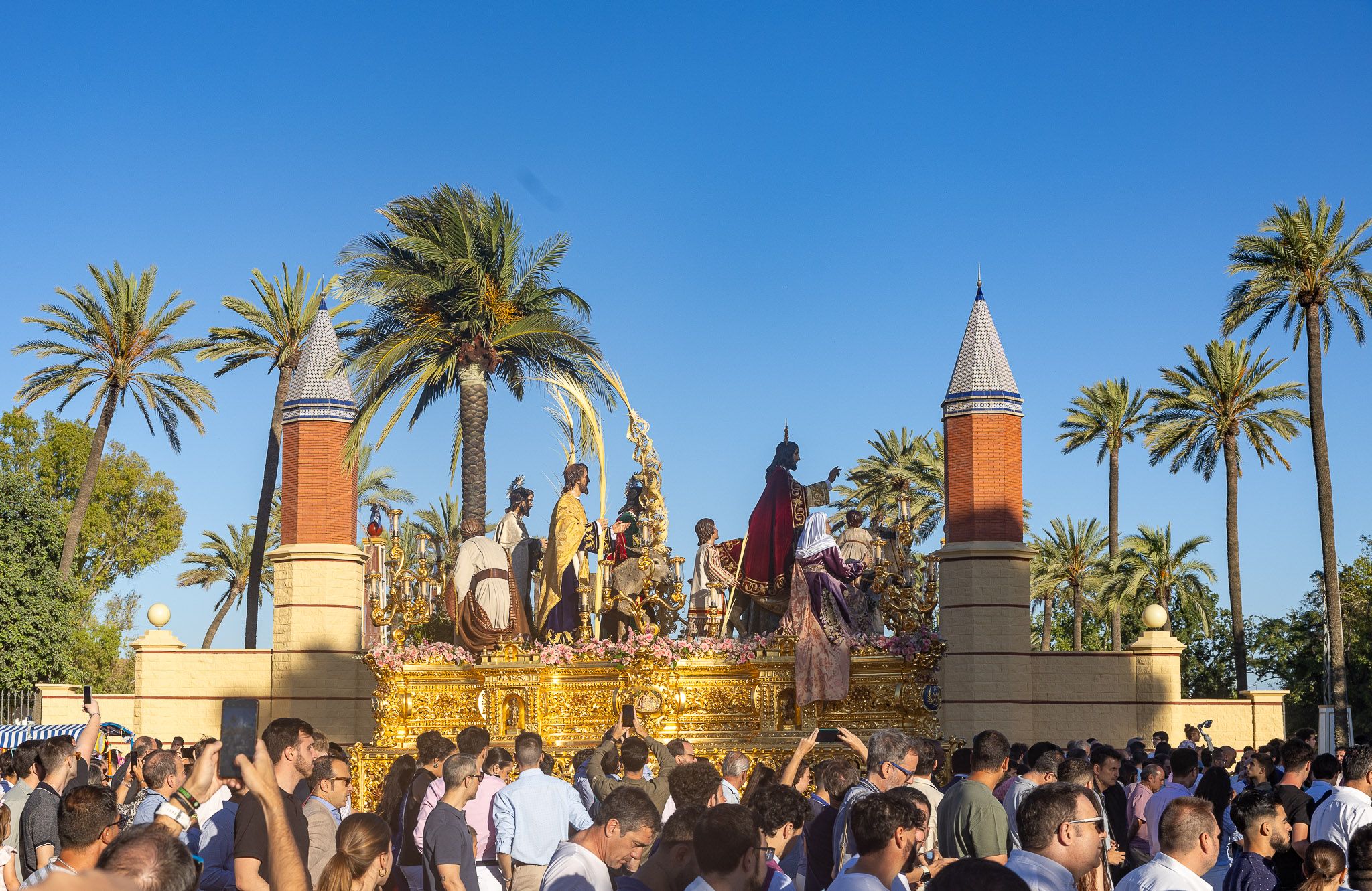 El paso pasando ante la portada del Gonzalez Hontoria. 