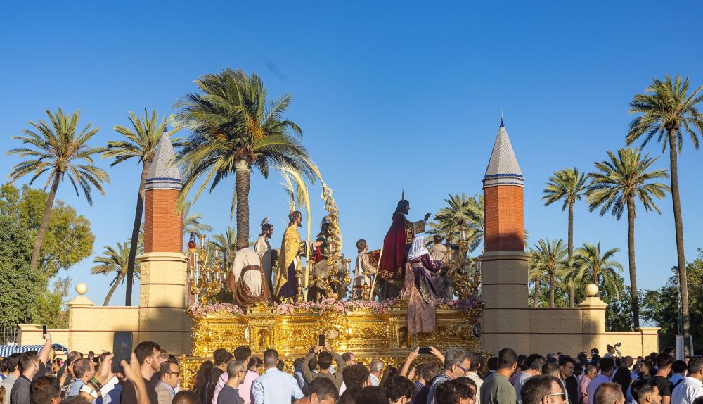 El paso pasando ante la portada del Gonzalez Hontoria. 