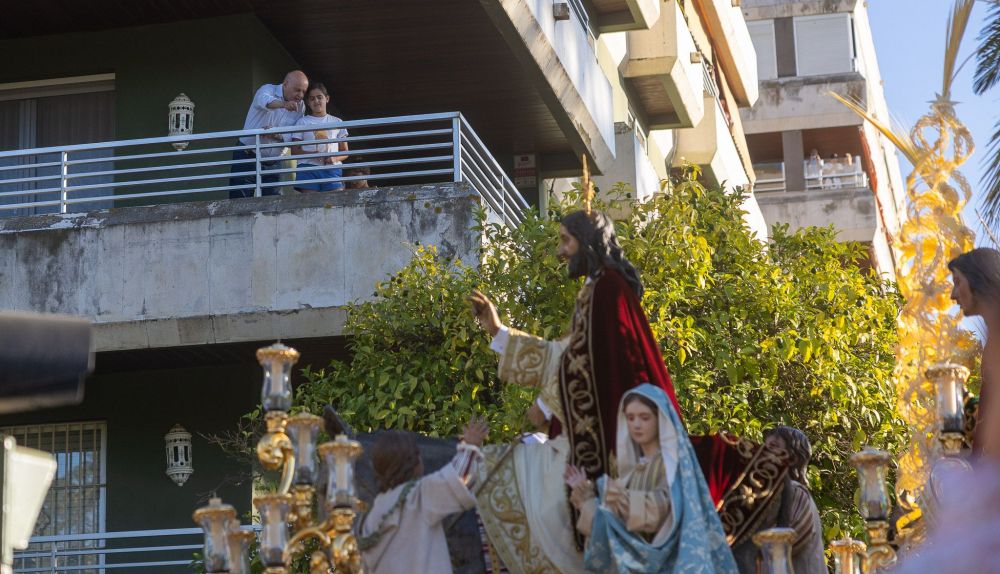 Vecinos de la avenida asomados a los balcones viendo pasar el misterio. 