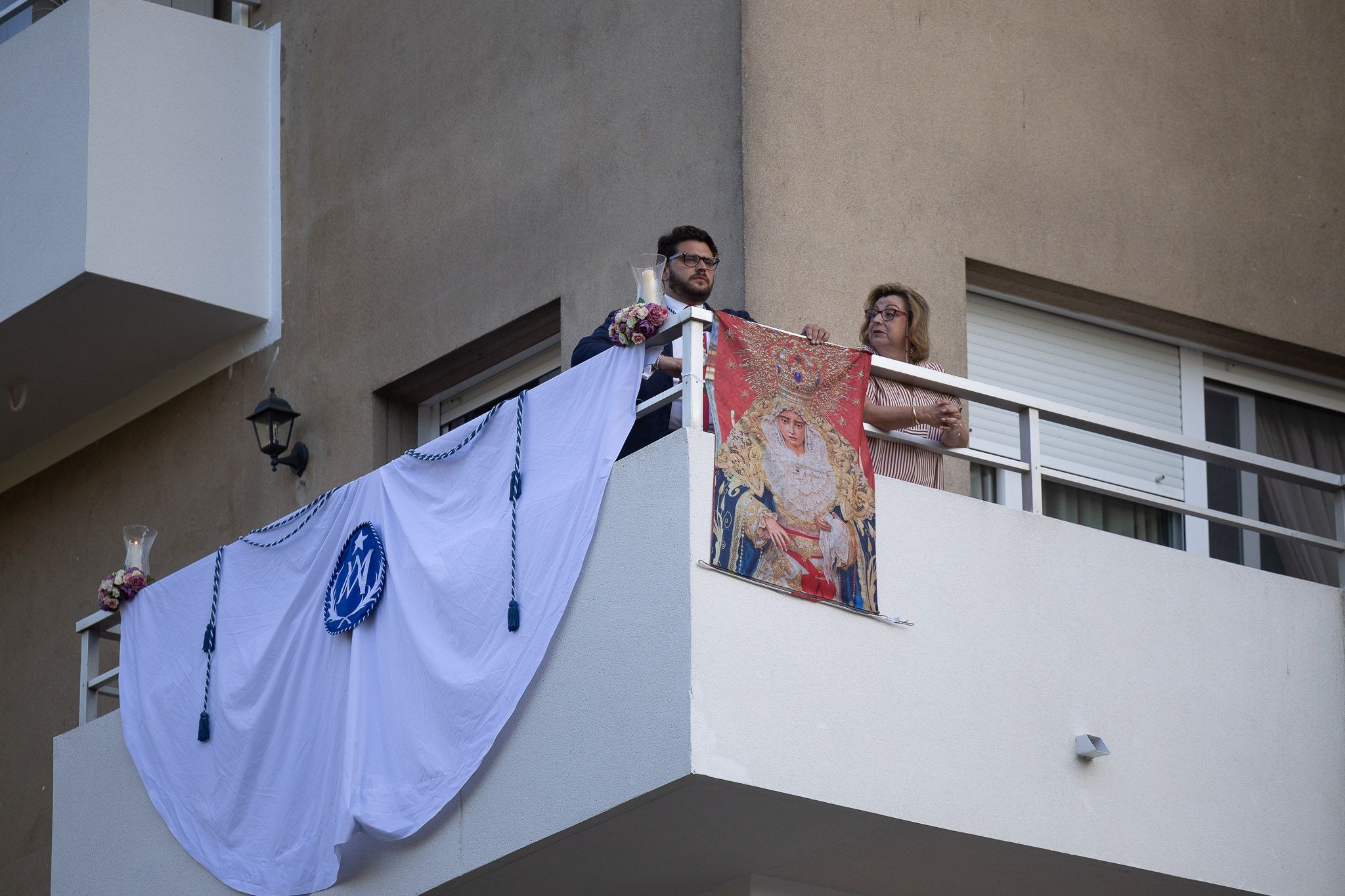 Un balcón adornado para la ocasión. 