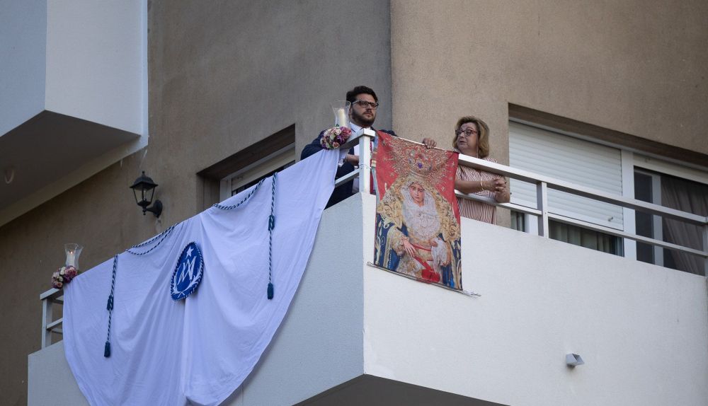 Un balcón adornado para la ocasión. 