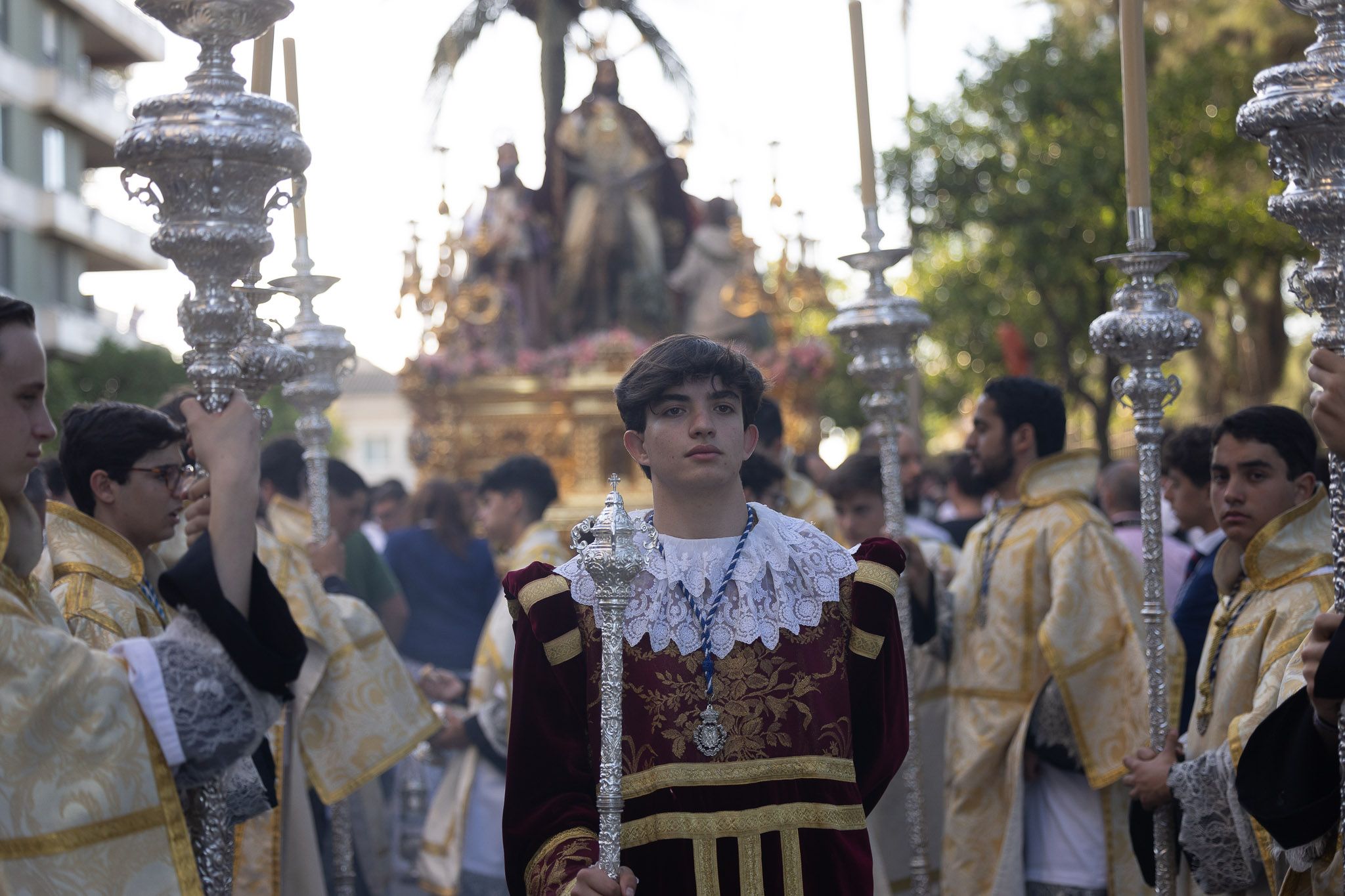 Acolitos precediendo el paso. 