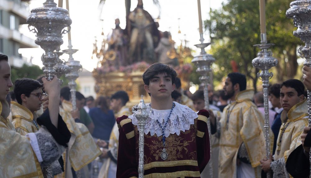 Acolitos precediendo el paso. 
