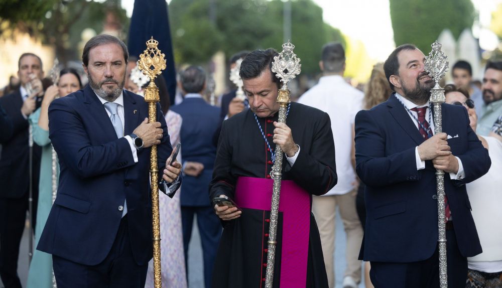 El párroco de la Salle y el hermano mayor en la presidencia. 