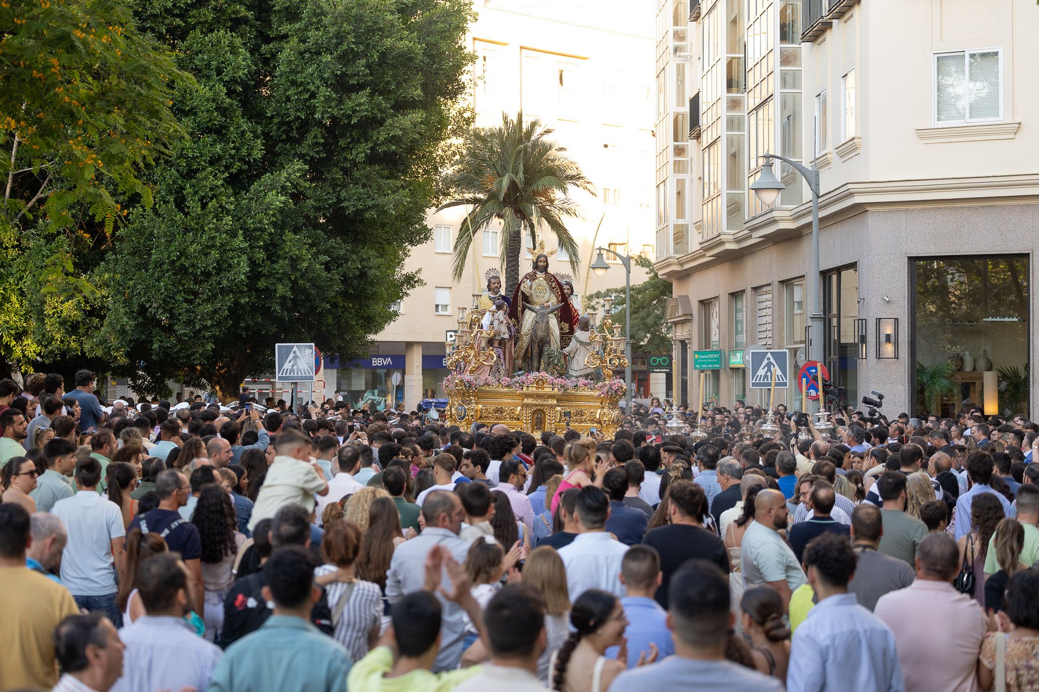 El paso en la plaza del Caballo rodeado de gente.