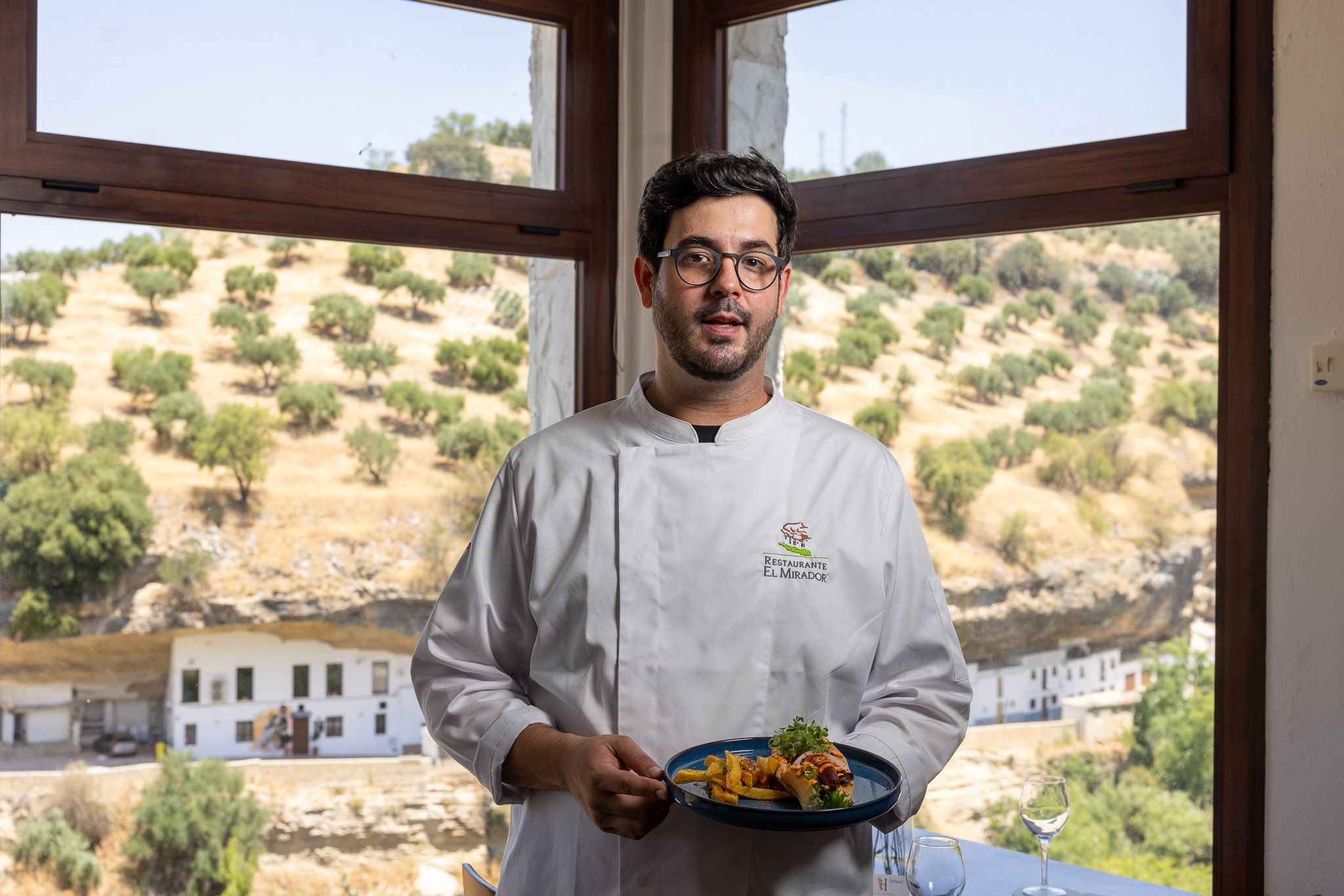 Miguel Castillo, con su plato premiado ante una de las panorámicas del restaurante.