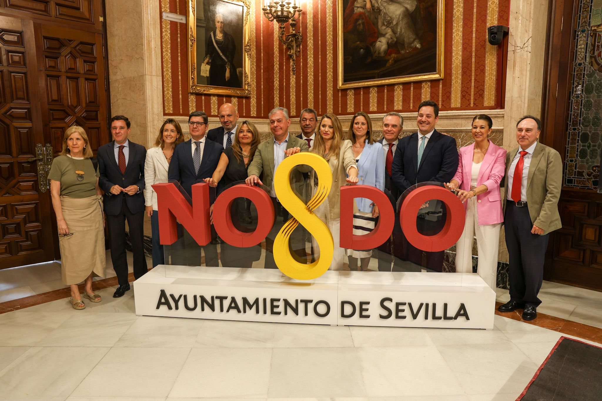 El alcalde de Sevilla, con su equipo de gobierno el balance de su primer año en el poder.