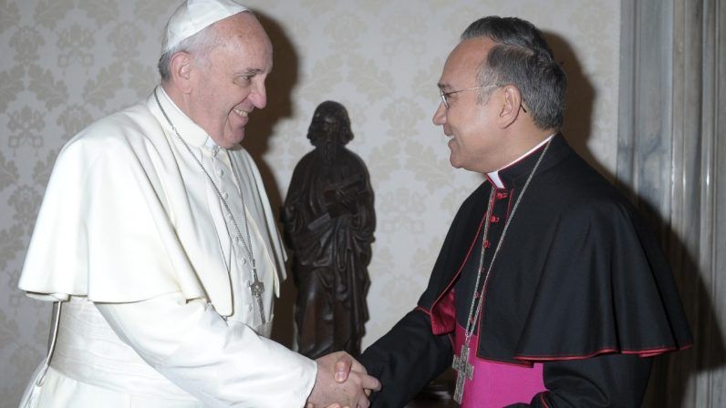 El Papa saludando al monseñor Edgar Peña Parra, su enviado especial al congreso.