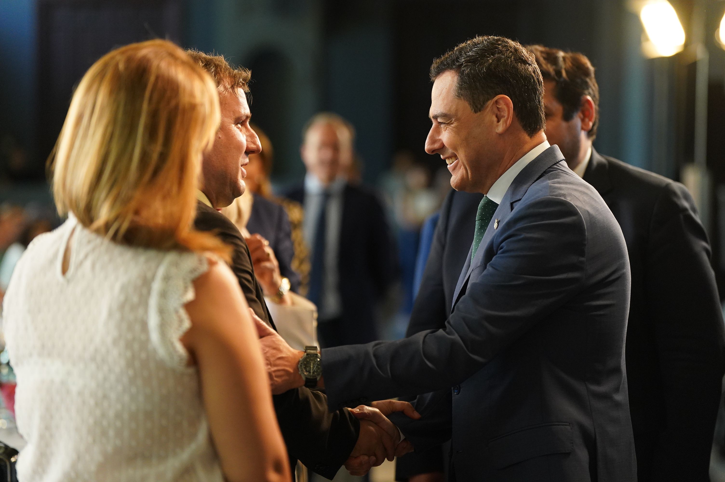 Juanma Moreno en un acto de este lunes.