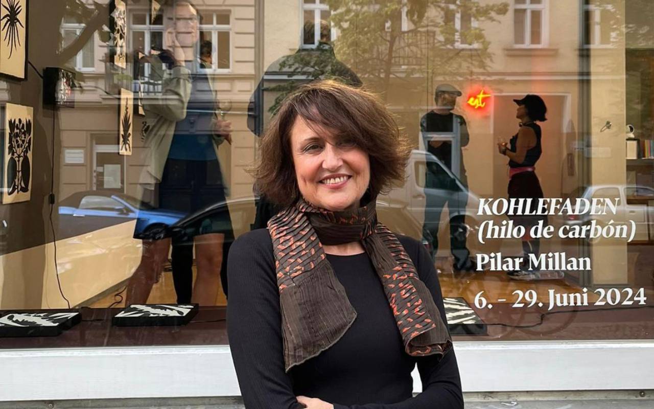La artista de El Puerto Pilar Millán, ante la galería en Berlín donde se expone su muestra 'Kohlefaden (hilo de carbón)'.